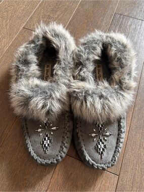 Wind River Beaded Grey Moccasin‎ Slippers size 7